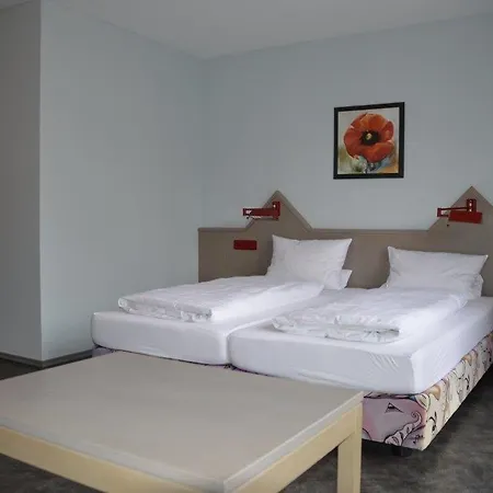 מלון Gaestehaus Linde, Garni 3*
